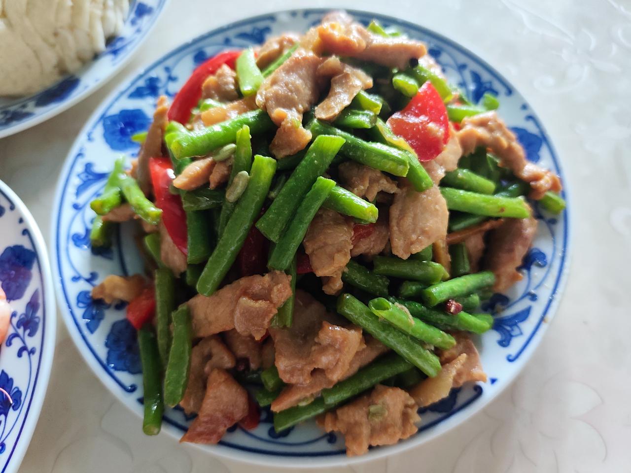 西红柿除了炒鸡蛋,还能炒什么呀?
没有找到手机里的图片。炒菜的时候配一半西红柿，