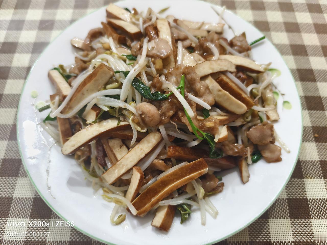 晒图笔记大赛花椒嫩芽炒豆芽香干瘦肉：早上我上街购买了5元瘦肉，2元香干，1元的绿
