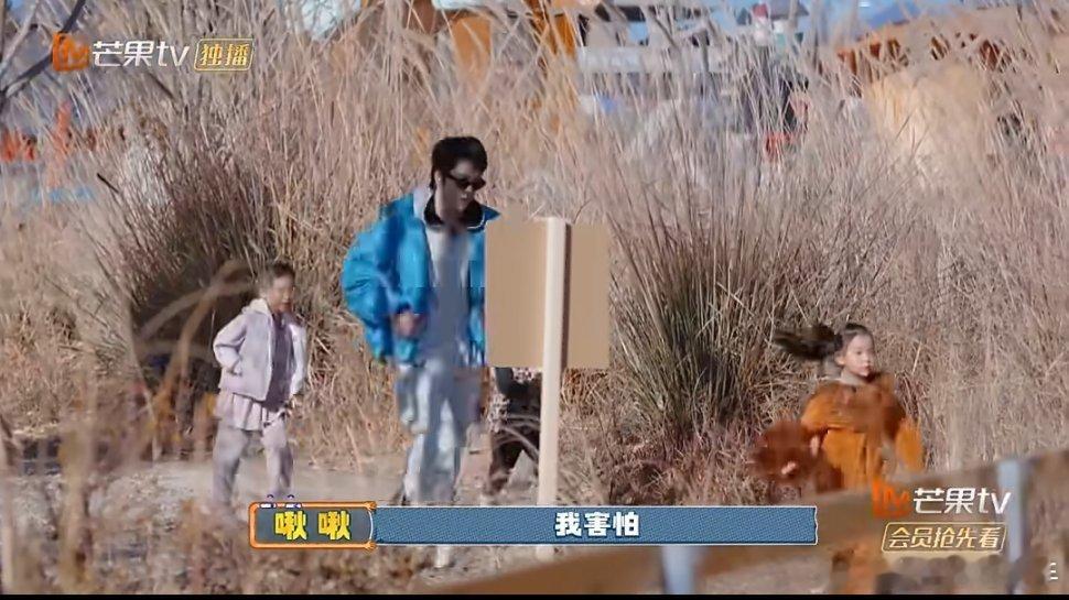 王栎鑫开启动物园带娃副本王栎鑫带娃逛动物园，糊糊温柔有耐心，孩子们活力四射，这画