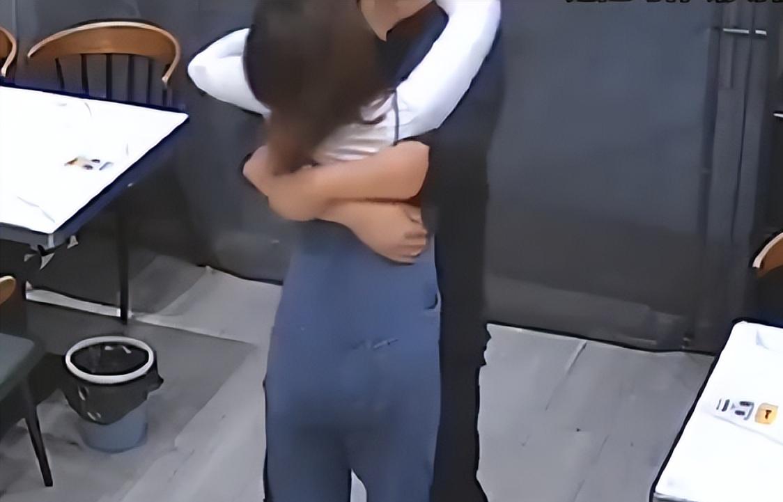 江苏，一身形健壮男子许久没有见到娇妻，回家后立刻要跟妻子热情的拥抱，就在抱着想要