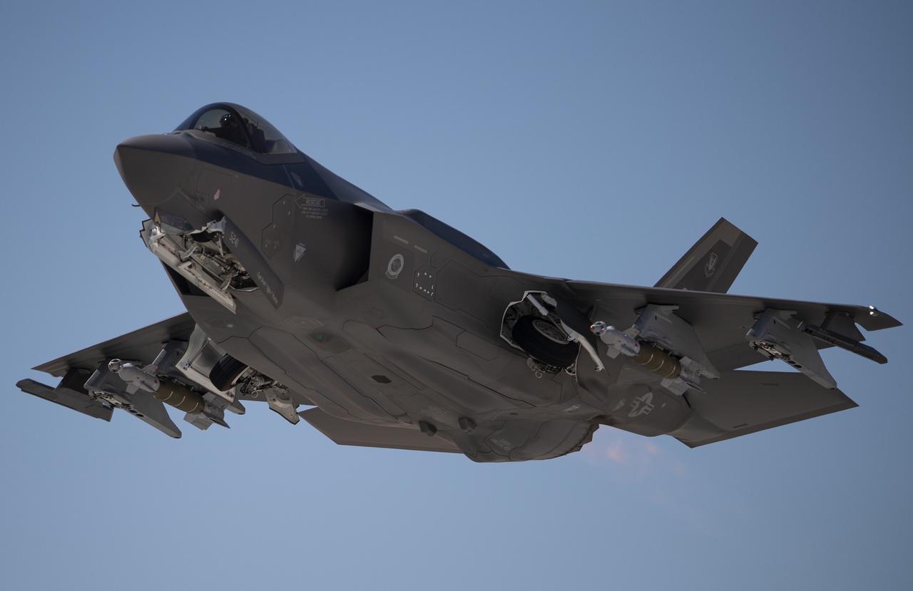 最新报道！
美空军多达14架第五代F-35A闪电II战斗机从犹他州希尔空军基地起