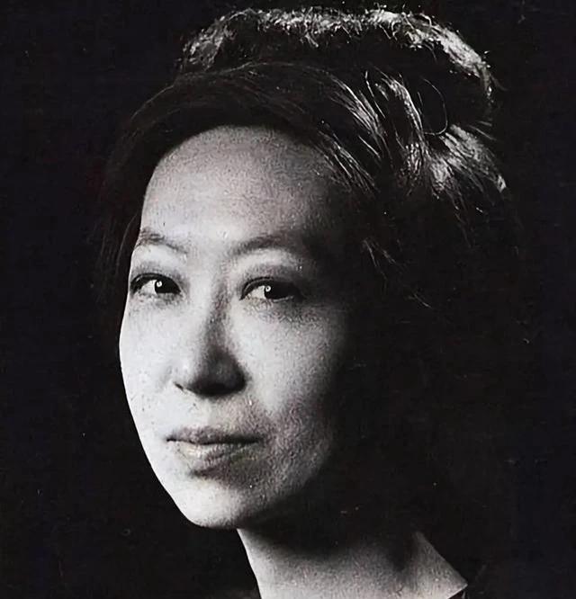 1995年，74岁张爱玲在美国去世，尸体因腐烂才被发现，警察破门而入后发现，她一