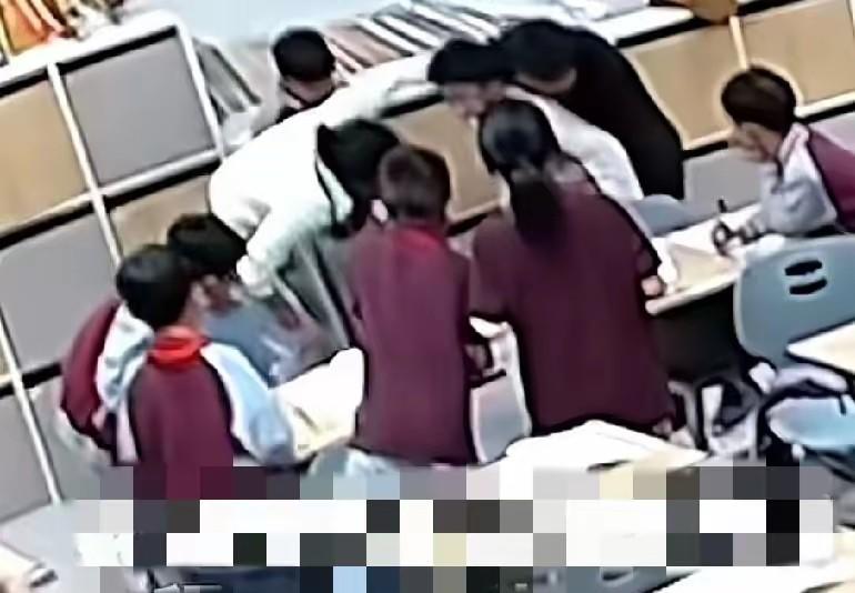 人民日报点赞！生死 50 秒！遵义一小学课堂上演暖心急救瞬间，男孩课堂突发异物卡