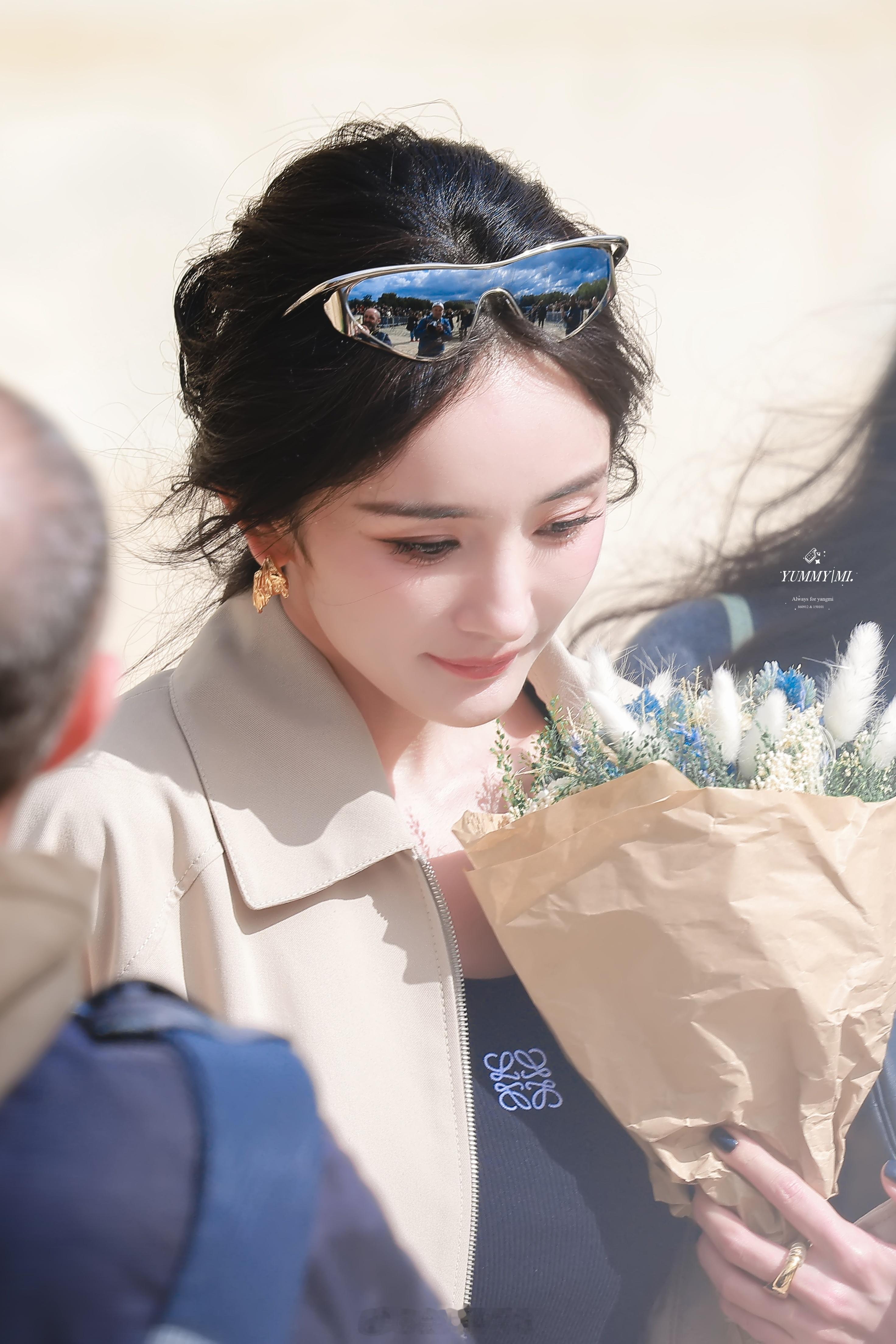 #杨幂秀场抱花# 啊啊啊 一整个梦回了 ​​​