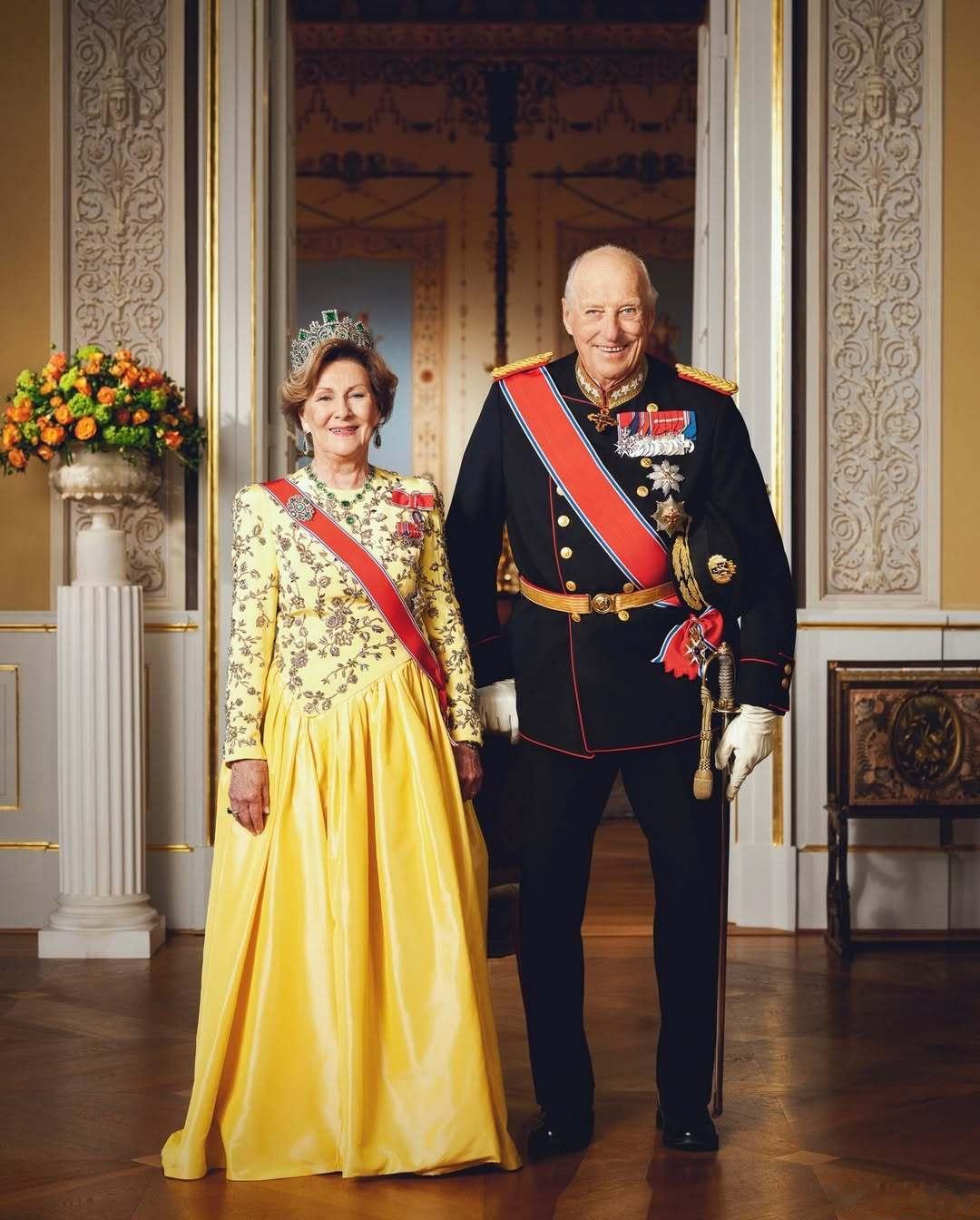 挪威王室 🇳🇴12月17日，王室公布哈拉尔国王和索妮娅王后新的官方照片。世界