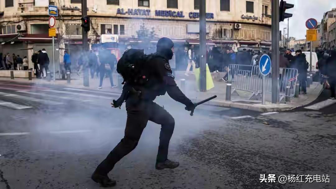 战火蔓延欧洲！捷克以军工厂遭纵火，神秘组织放话全球追杀
 
中东战火竟烧到欧洲腹