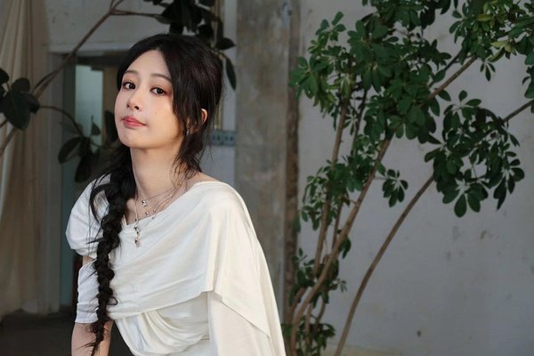 谁敢信，这居然是杨紫，真的有点认不出来。 ​​​