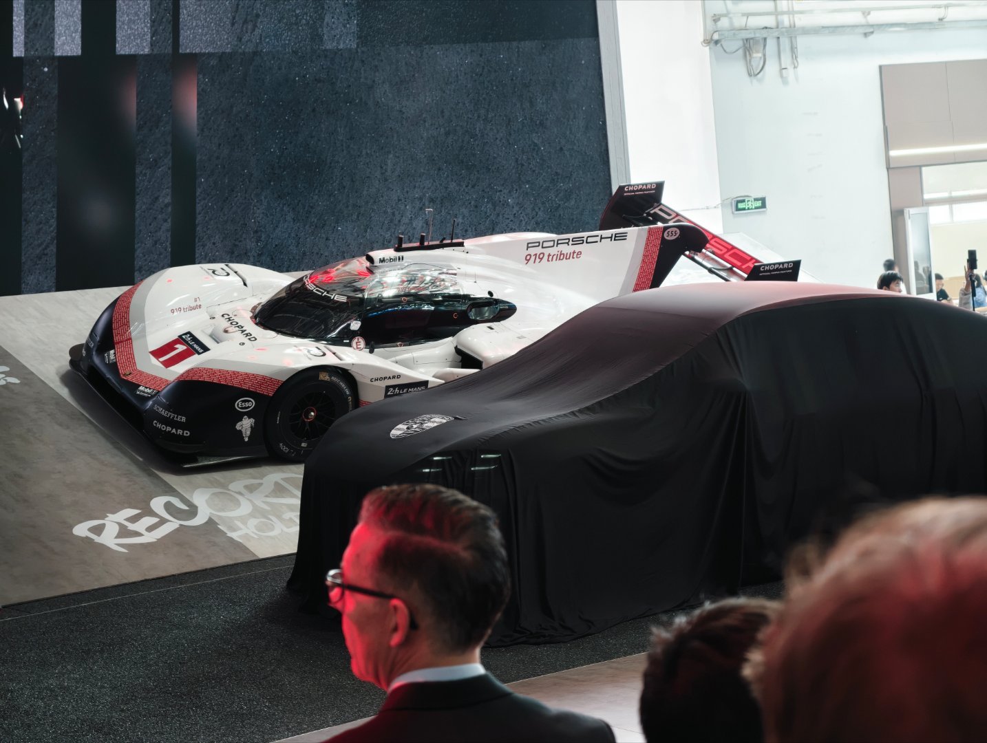 每年车展，车迷必打卡的展台，保时捷  经典跑车，赛车，现款911跑车，全新纯电卡