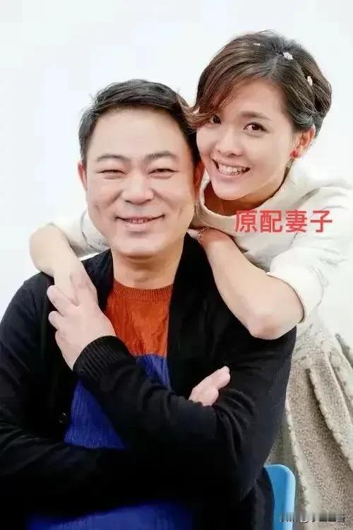 果然，男人至死是少年。

高亚麟52岁，原配妻子时炜比他小11岁，现任女友魏嘉比