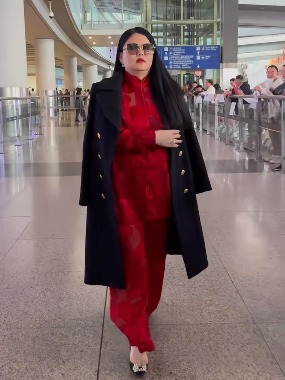 李湘给女儿过完生日回北京，这双鞋承受了它不该承受的重量 ​​​