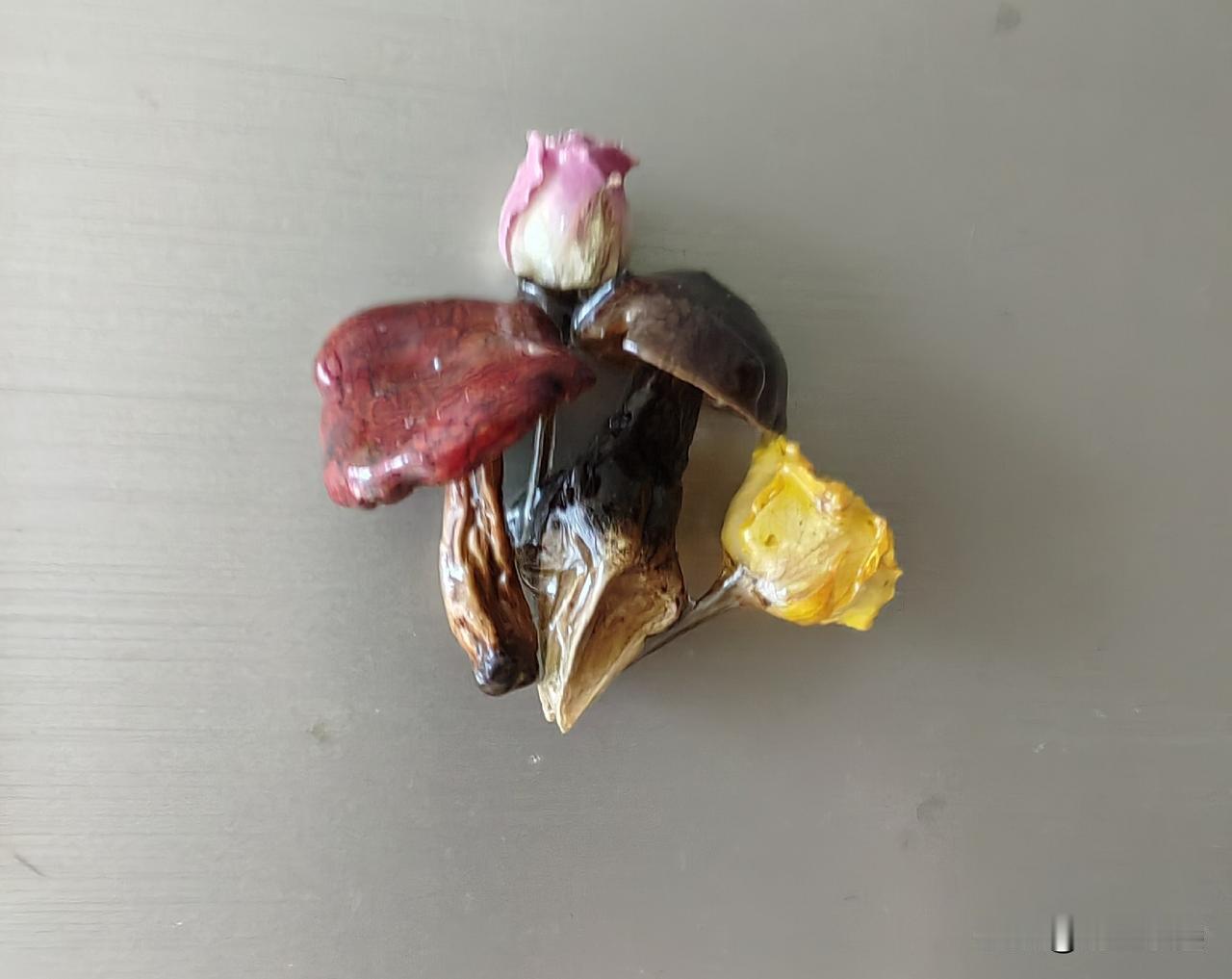 冰箱贴
我看过贴窗花，看过贴对联，不知道从什么时候开始流行冰箱贴。

我家有三个