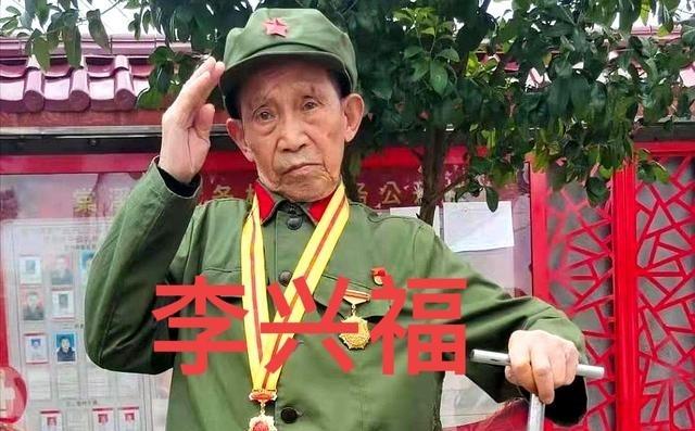 1945年，新四军战士李福兴在清理战场时，眼尖地发现一具日军尸体上挂着一把步枪。