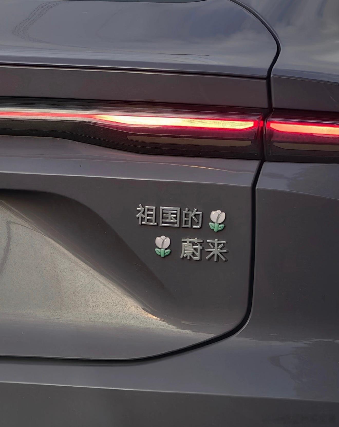 每年高考，城市里都会出现一道特别温暖的风景线——那就是自发组织的爱心送考车队。今