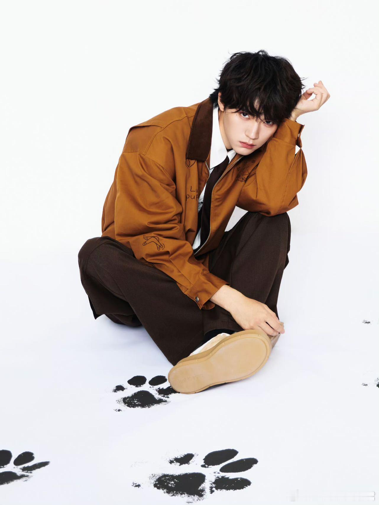 姐狗文都给周翊然递本吧发现姐狗文在逃男主！周翊然新图每帧都在诠释「年下修勾美学」