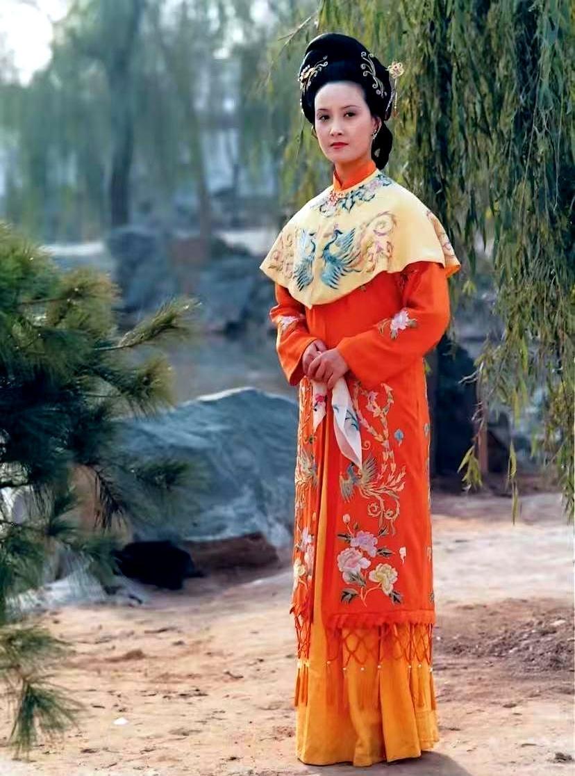 演活87版王熙凤的邓婕，当年在红楼剧组被排挤到连出门玩都没人带。
 
选角时所有