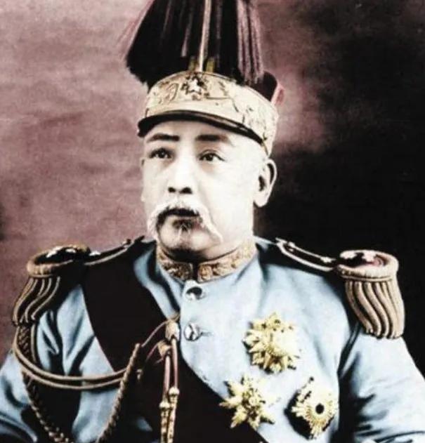 袁世凯这个人，打了一辈子仗，管了一辈子人，到最后连自己后院的事也没逃出他那套"军
