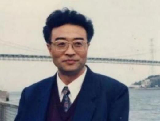 他叫刘铁骑，是大贪官刘青山的儿子，父亲在1952年被枪毙的时候，刘铁骑才6岁，底