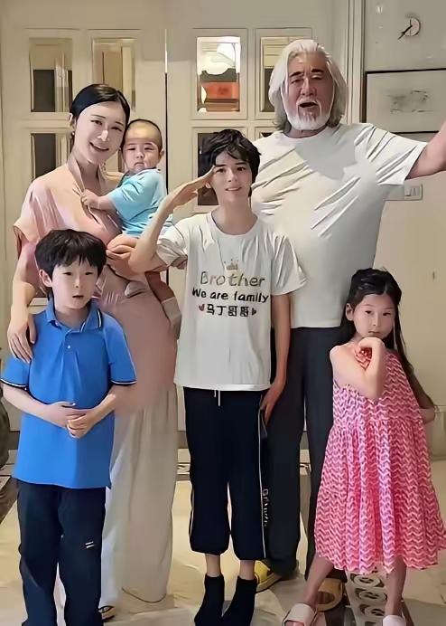 75岁的张纪中，老当益壮，44岁的老婆高调宣布备孕第五胎，他们夫妻俩太有这个实力