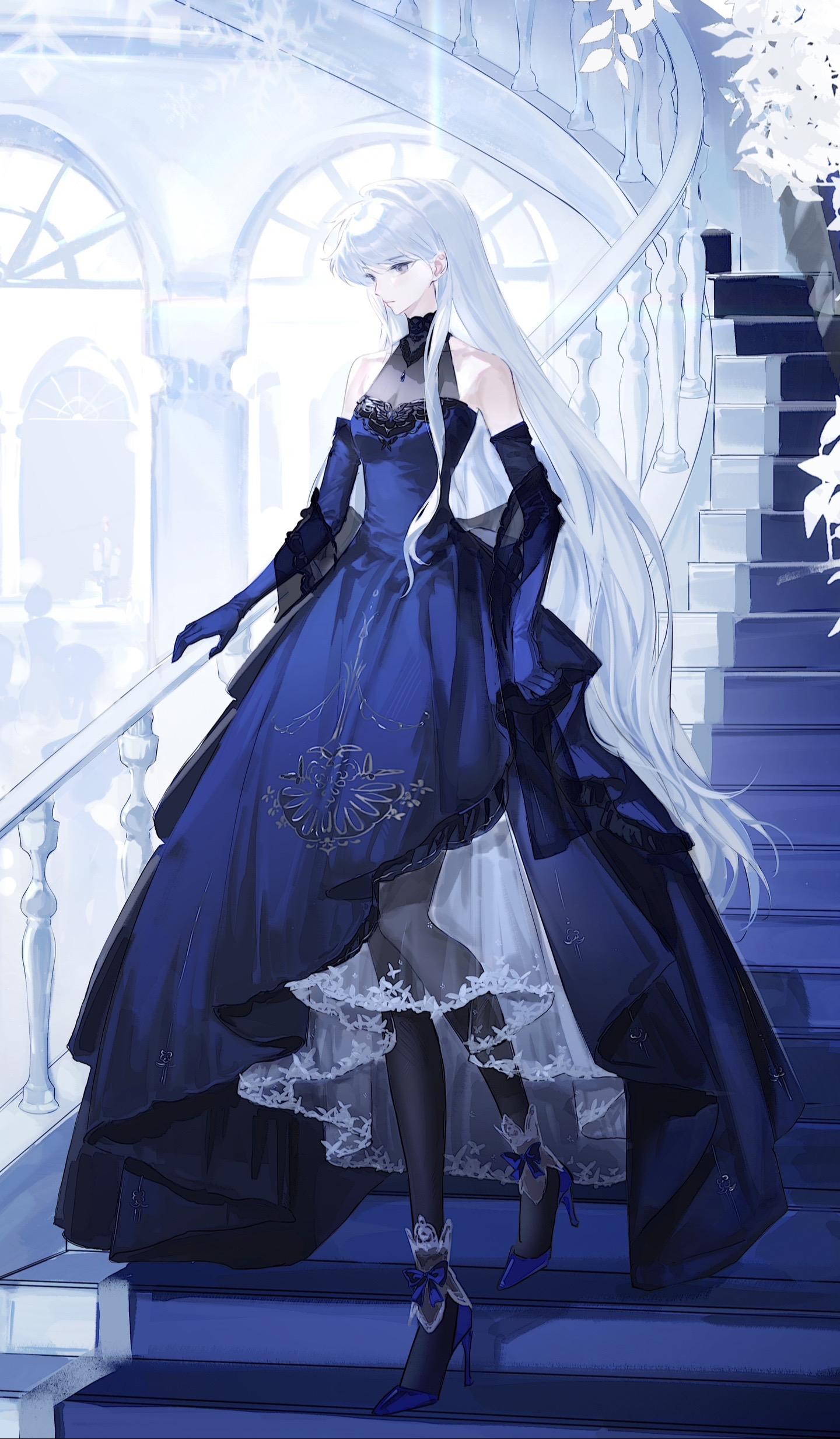 为避免引人瞩目隐去容貌，从一旁的侧梯走了下来。