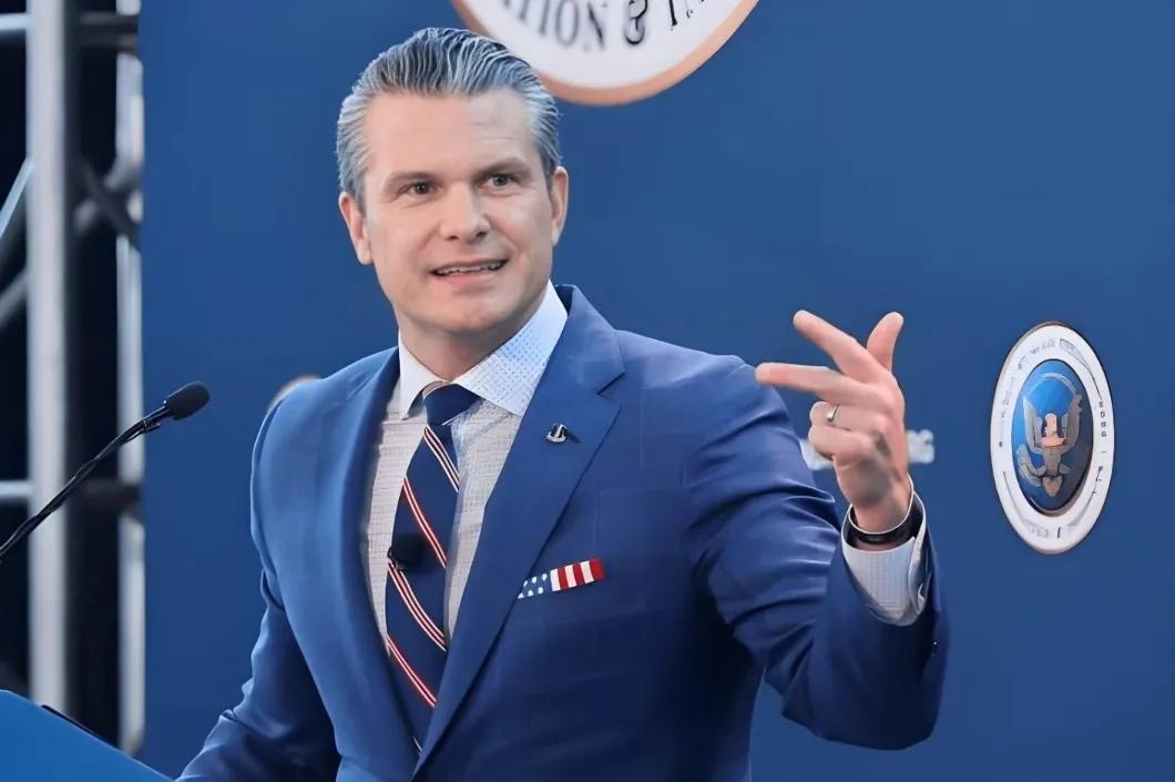 给我整不会了，美国防长居然公开喊话，让全世界都排好队，给他们总统说声“谢谢”。