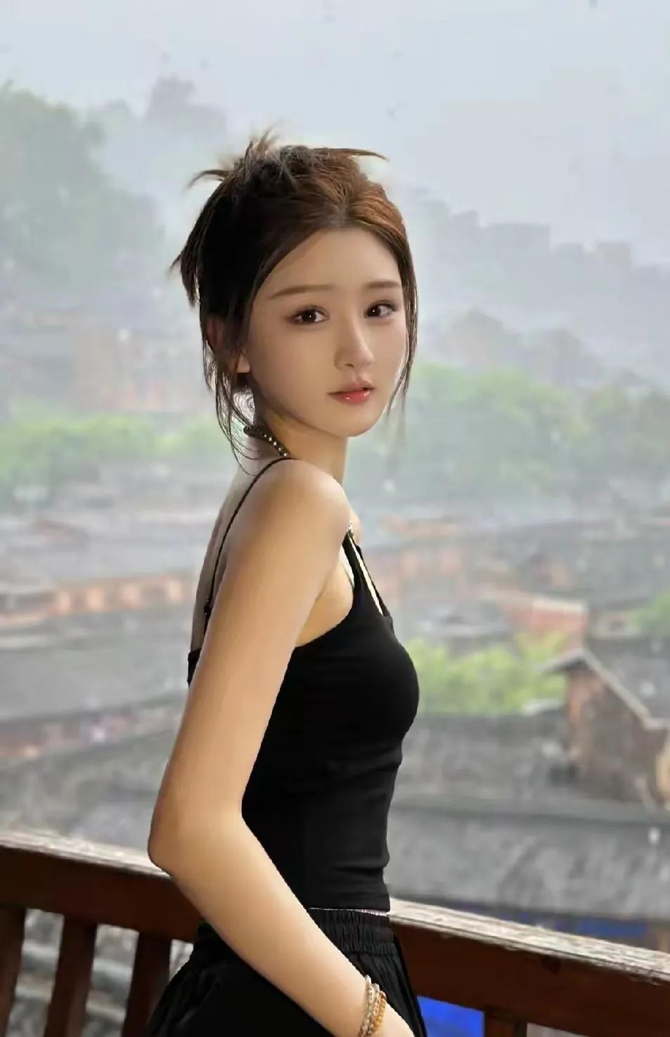 她的笑容背后藏着不为人知的忧伤。直到有一天，他走进了她的生活。他不是第一个注意到