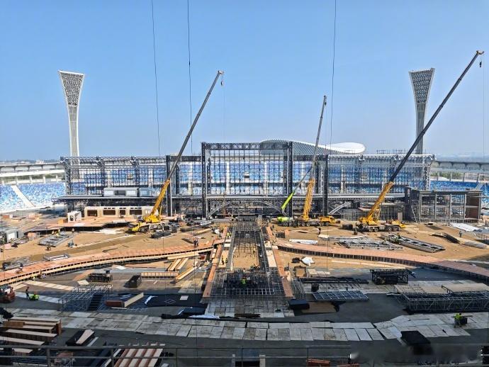 湖南卫视跨年舞台布局湖南跨年舞台置景高铁主题舞台超震撼！1:1 实体模型 + 3