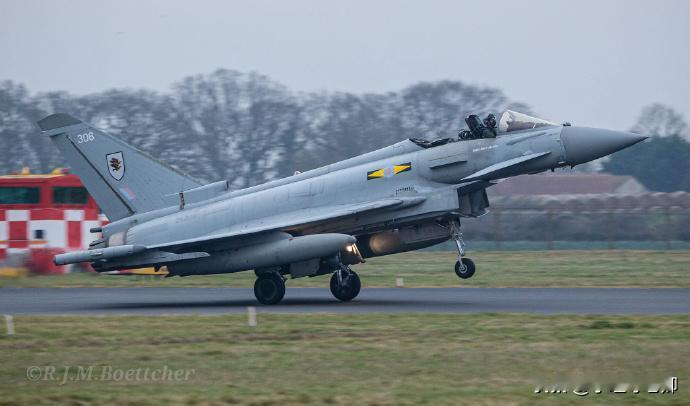 今天早些时候，英国皇家空军一架台风战斗机在北海上空遭遇鸟击后失去了座舱盖。所幸飞