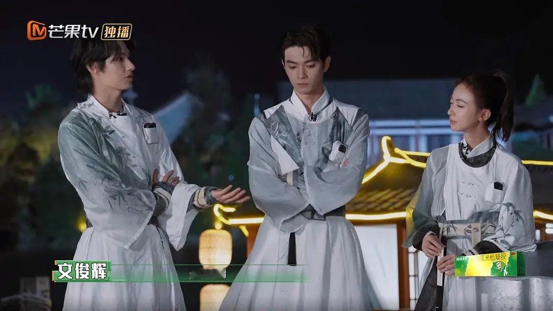 看密逃，soso这身高是不是也谎报了 ​​​