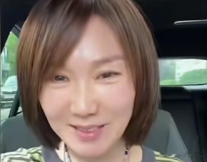 单晓娜：咋生了这么个坑娘的女儿？

原来单晓娜的女儿是孙颖莎小球迷，
她特希望妈