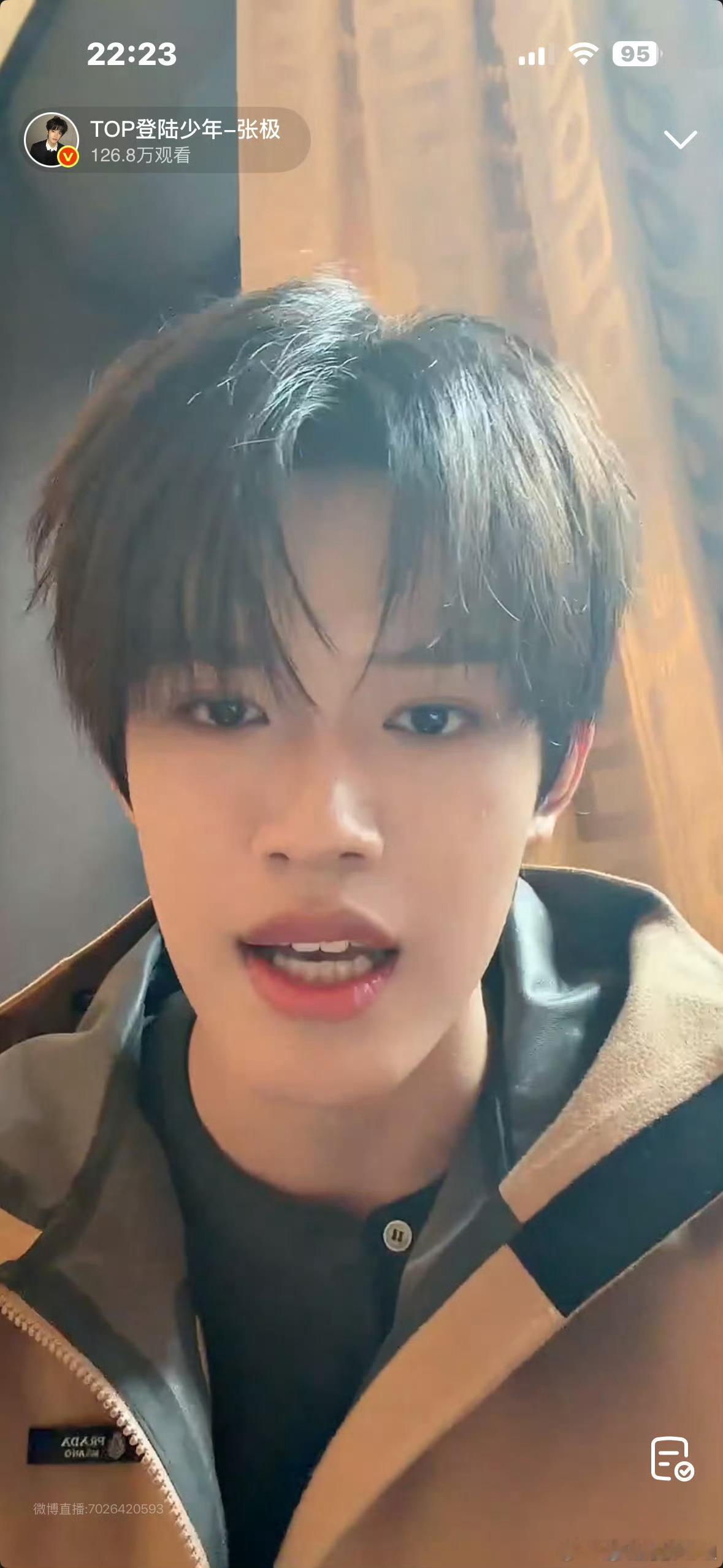 张极直播 张极今晚抱着吉他的画面太美好了，轻轻哼着歌偶尔抬头看弹幕，被逗笑了就窝