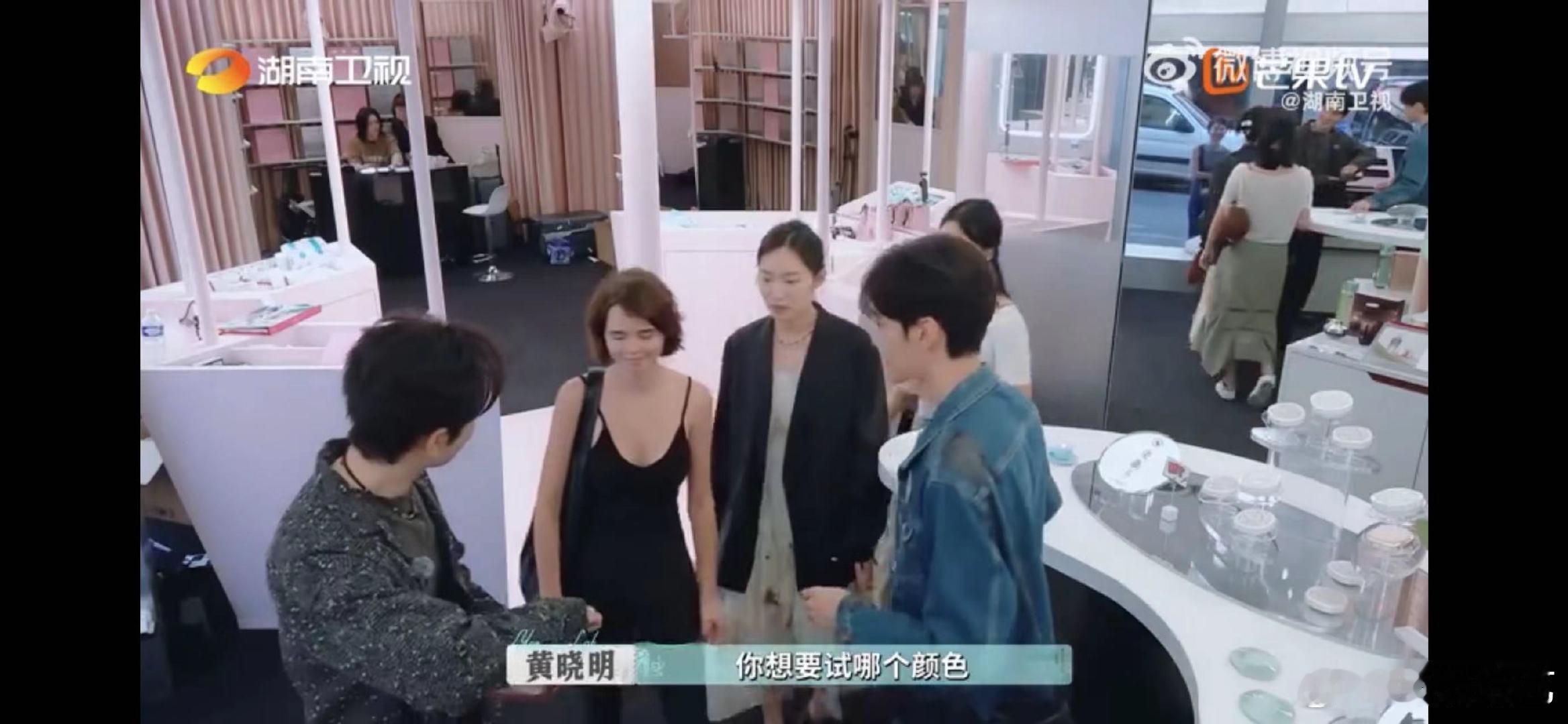 黄晓明[超话]黄晓明把外国客人哄成胚胎黄晓明哄外国客人也太有一套了！画眼影的时候