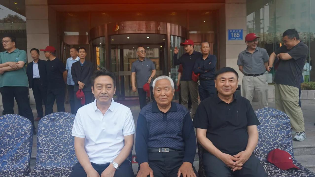 《诸城二中四十二年后再听郭金芳恩师数学课感赋》
黑板粉笔舞飞扬，
几何代数绘华章