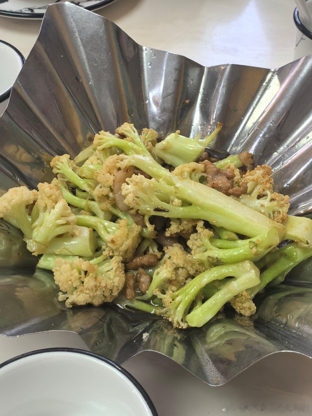 26了在家一点活都不干，想吃炒方便面爹带着出来吃烧烤过年我将安排我弟弟妹妹把活都