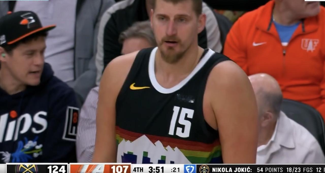 当快船球迷冲上场被抓住之后，约基奇都被吓懵了，眼神里充满愕然！
第四节，掘金大比