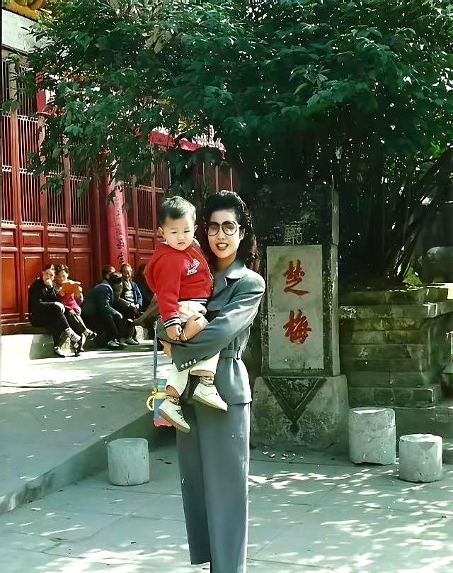 梦鸽与李双江是一段相差27岁的师生姻缘。婚后梦鸽两次流产，久久没能拥有孩子。19