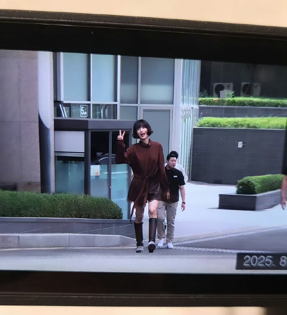 小学生放学看到镜头就这样萌萌比耶 