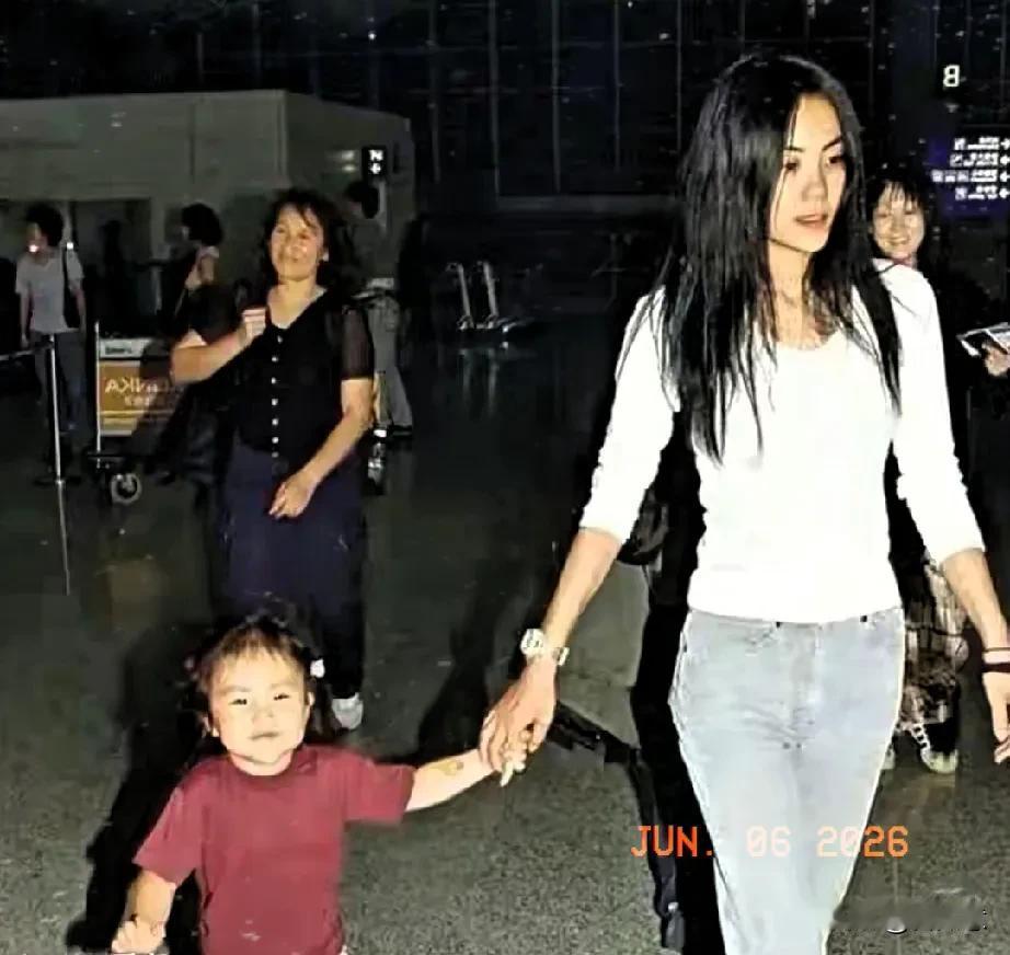 那年，她仅三岁，妈妈轻柔地拉着她的小手，幸福之情尽显于脸上。
在她的成长历程中，