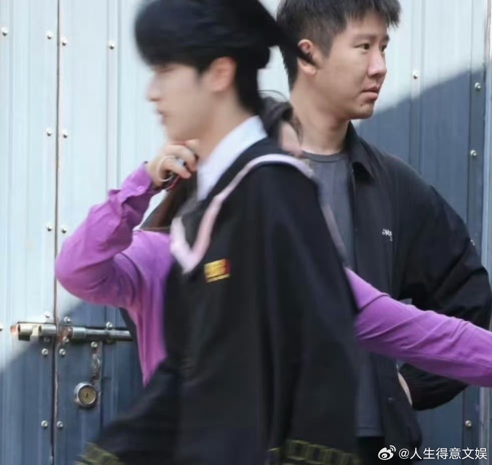 严浩翔没拍毕业照严浩翔没拍毕业合照 毕业快乐🎓严浩翔学士服路透