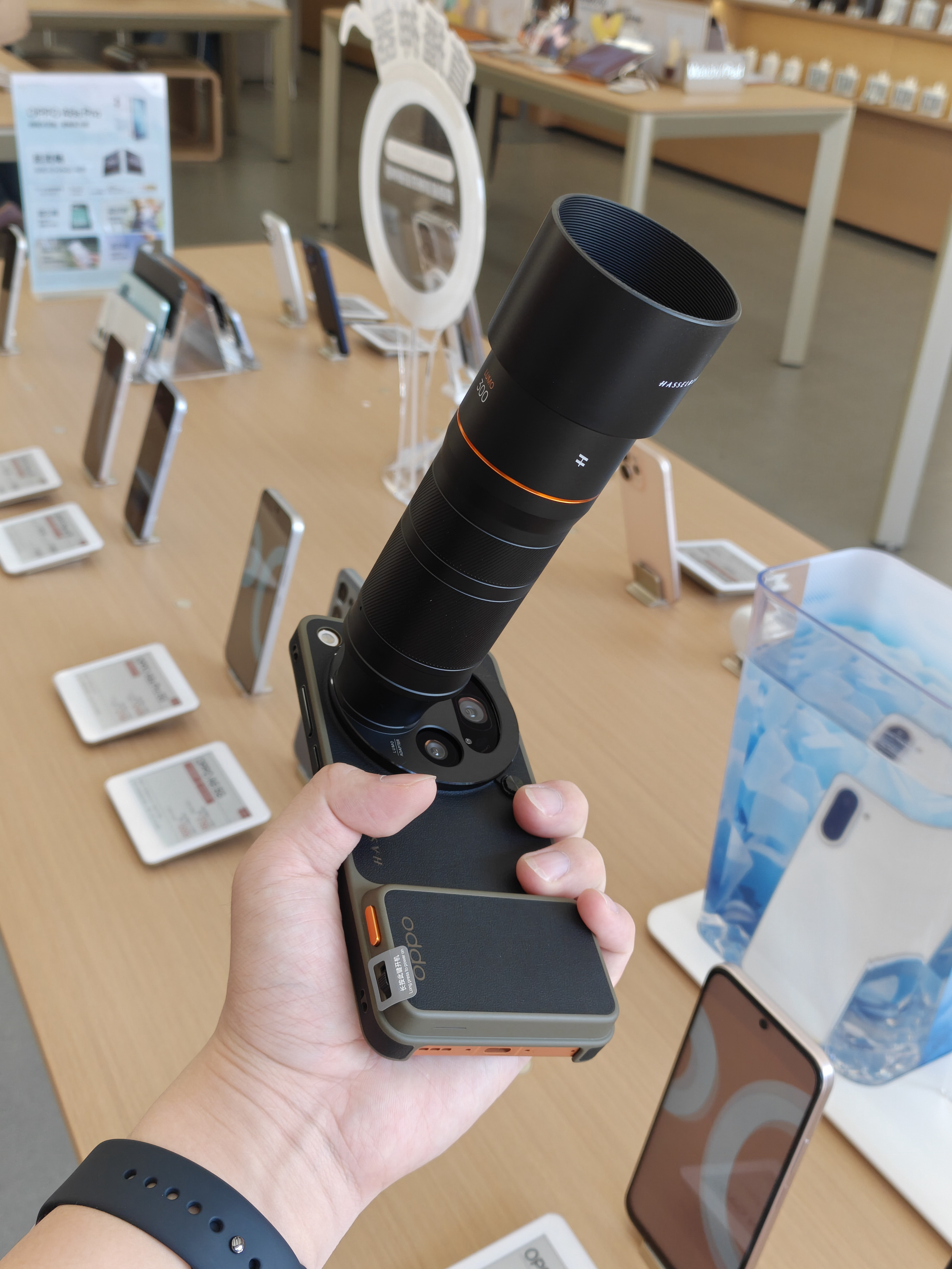 Find X9 Ultra 这个增距镜实在是太大了......大到什么程度呢，如