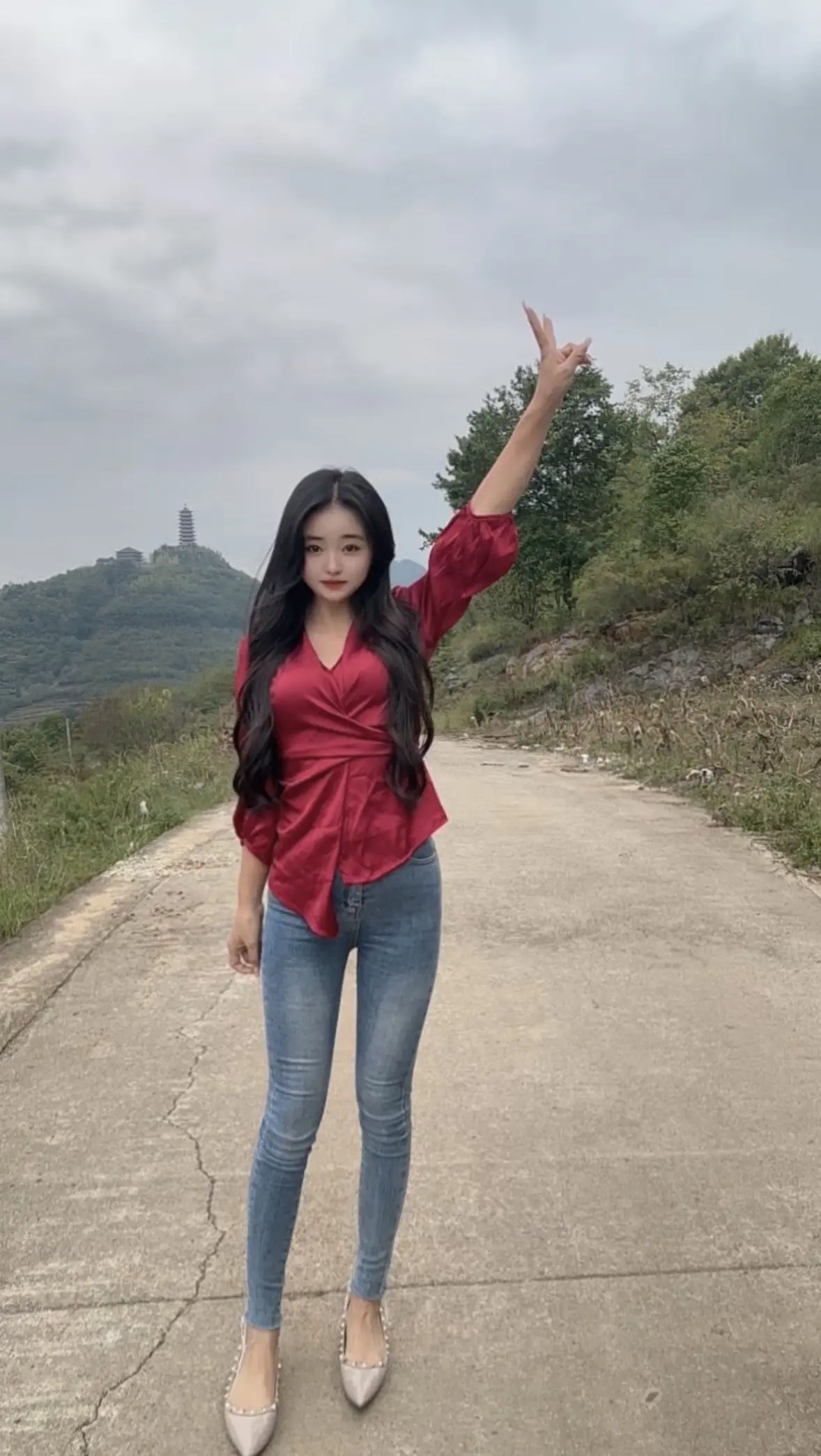 爱是需要见面的，隔着屏幕说再多的甜言蜜语，都不如见面时一瞬间的温度，见...