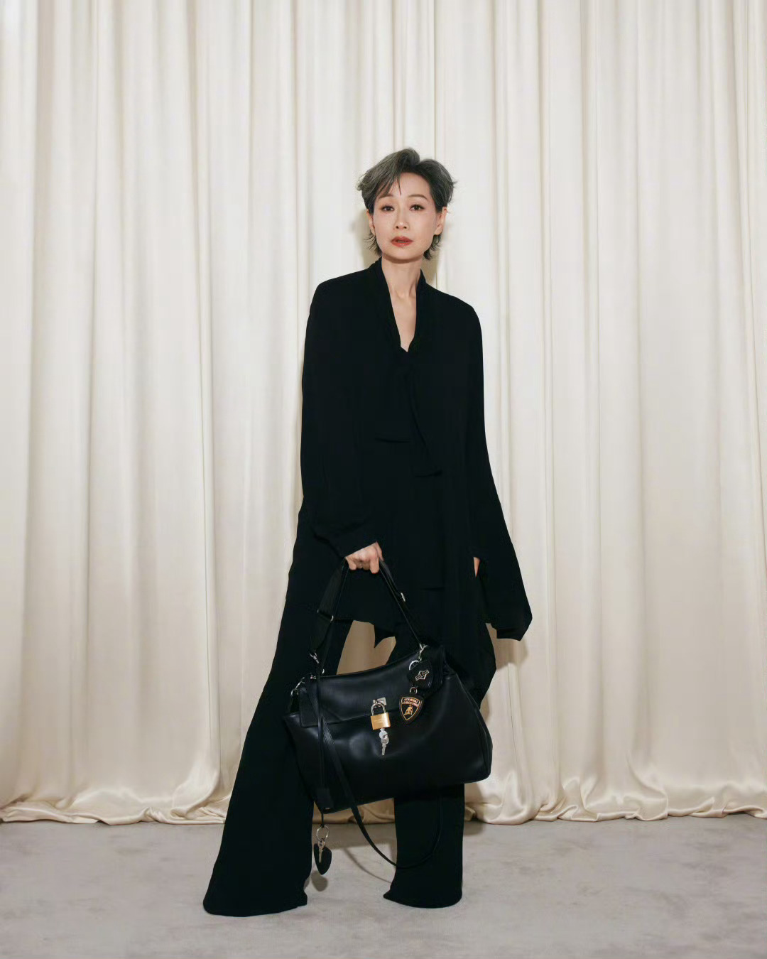 叶童  赠叶童：风骨绽清欢戏里风华越古今，眉梢藏韵见真心。亦刚亦柔皆风骨，一颦一