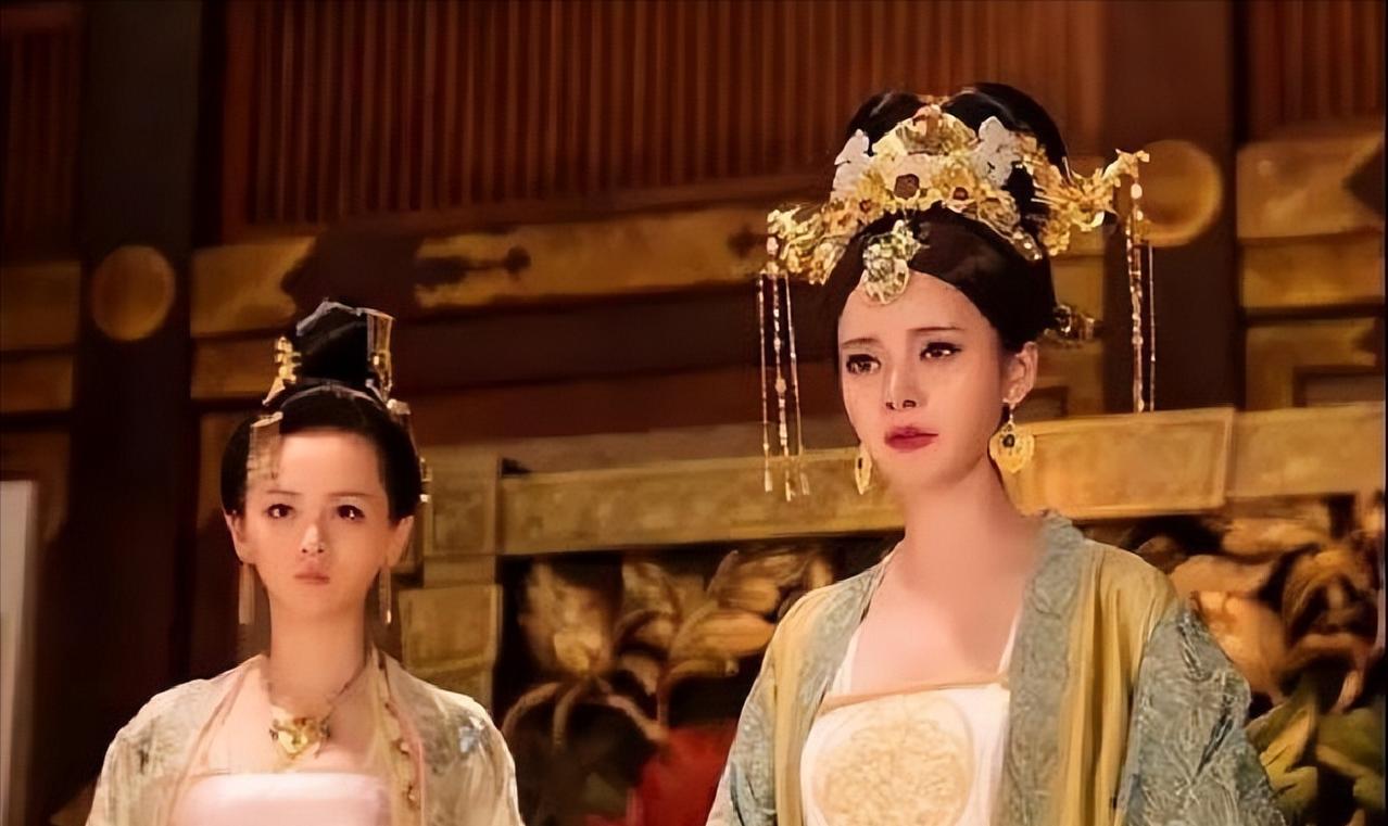 王莽篡位后，对女儿王嬿说：“你还年轻，我给你物色个青年才俊，”王嬿怒斥说：“我是