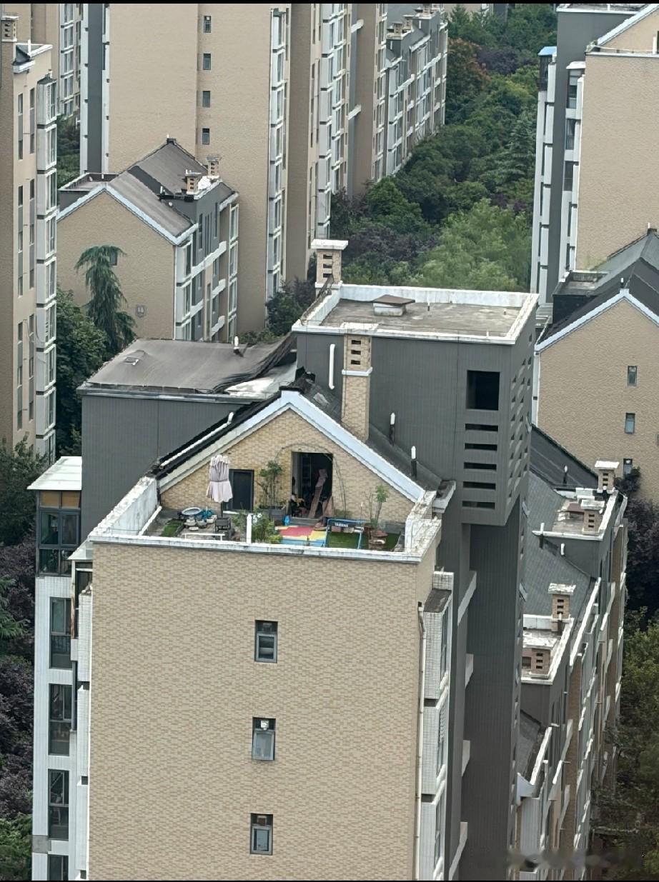 顶楼这家人住得挺好的，利用率拉满了