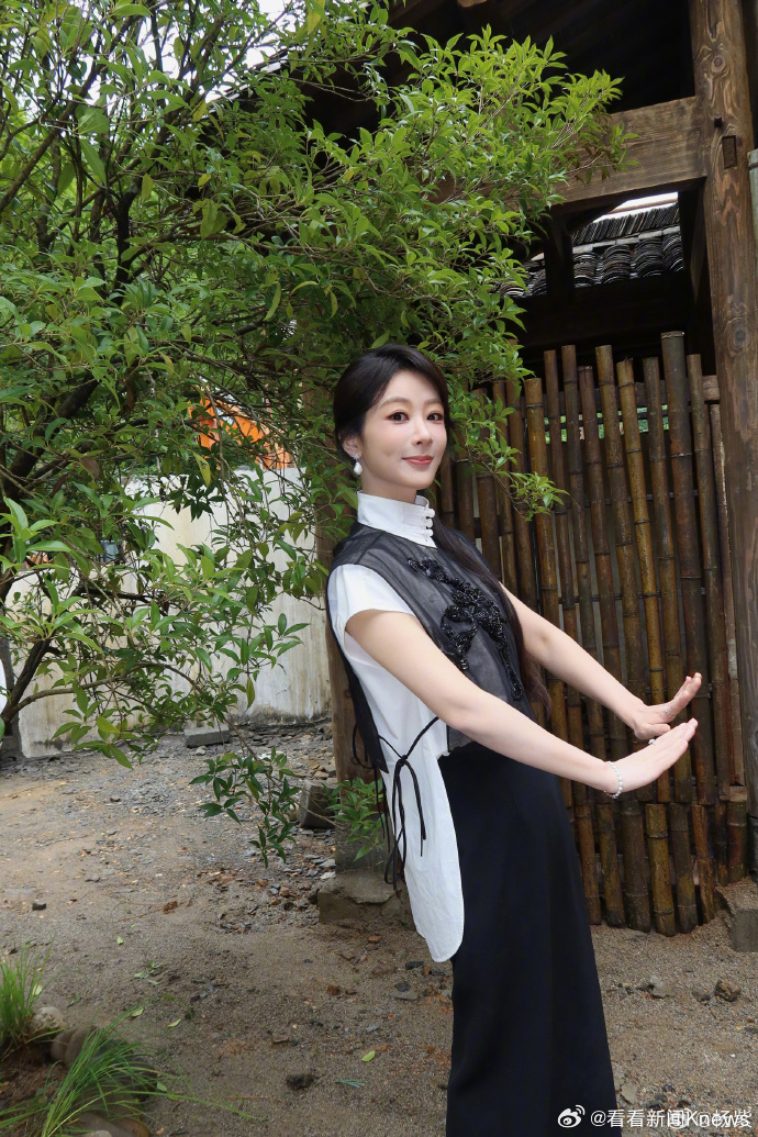 【#杨紫徽州walk#】#杨紫李祯回家了# 6月5日，晒出一组在徽州的日常随拍，