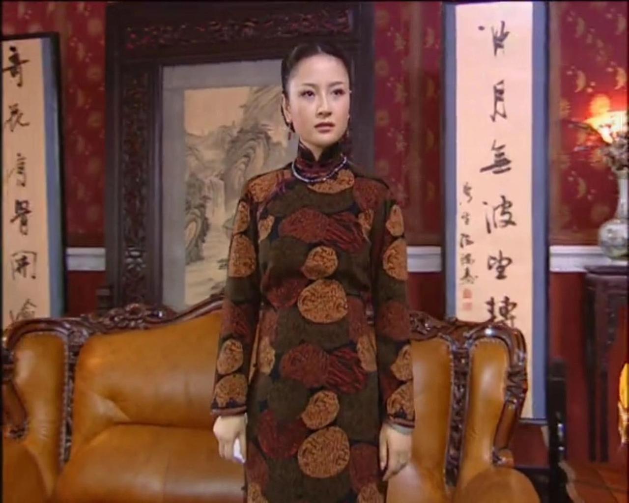 越朴素的衣服越考验颜值，比如这件衣服颜色和花样都很老气，吴佩芳却硬生生穿出了一股
