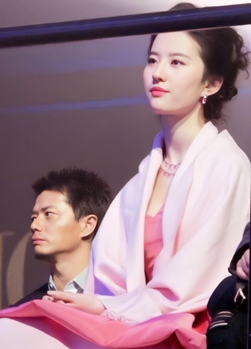 2011年，24岁的刘亦菲，参加在北京举行的《时装男士》星势力颁奖盛典。

刘亦