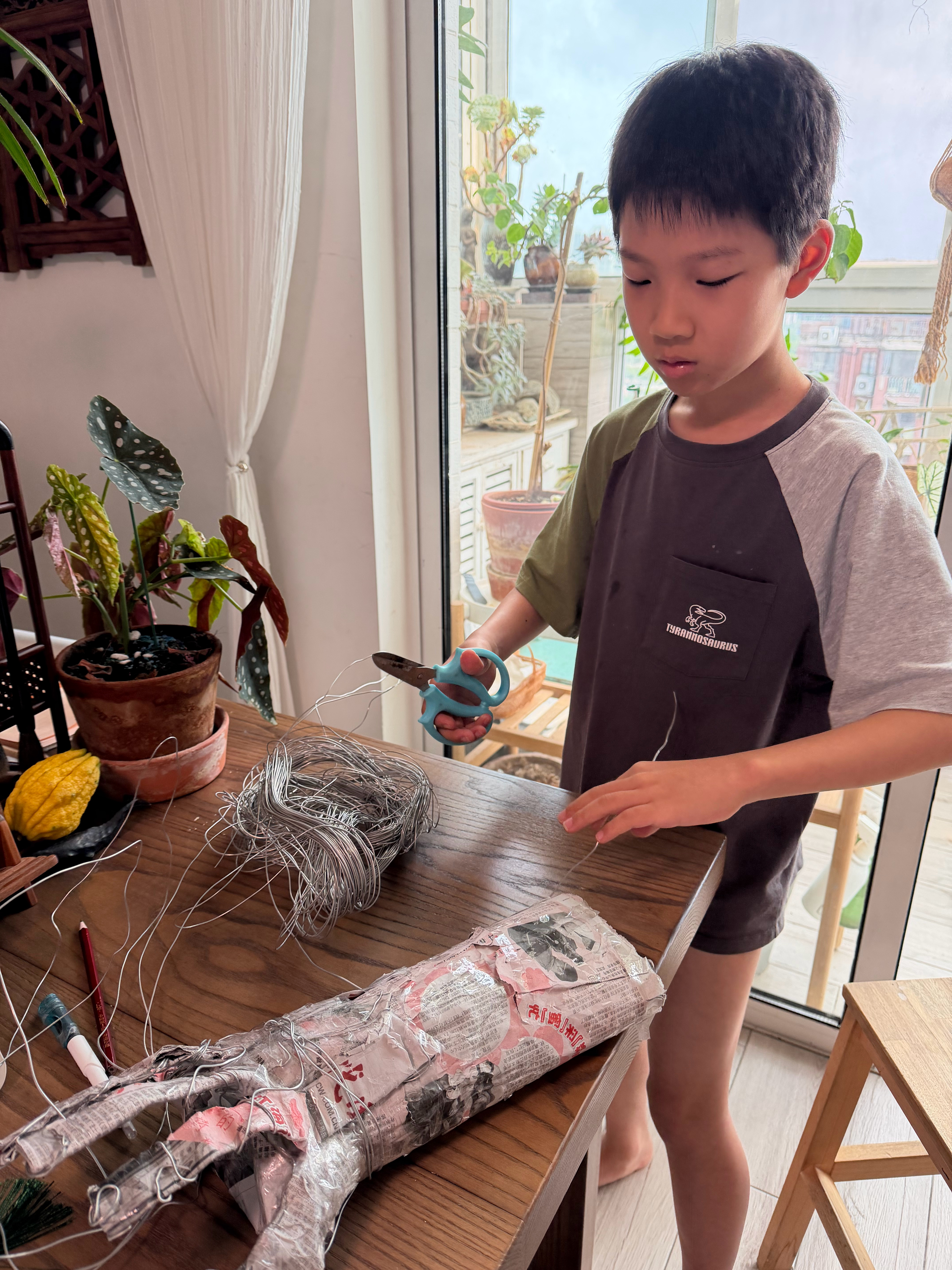 他正在制作一只灭霸手套，我感觉以后可以去剧组当道具师。小学生小添