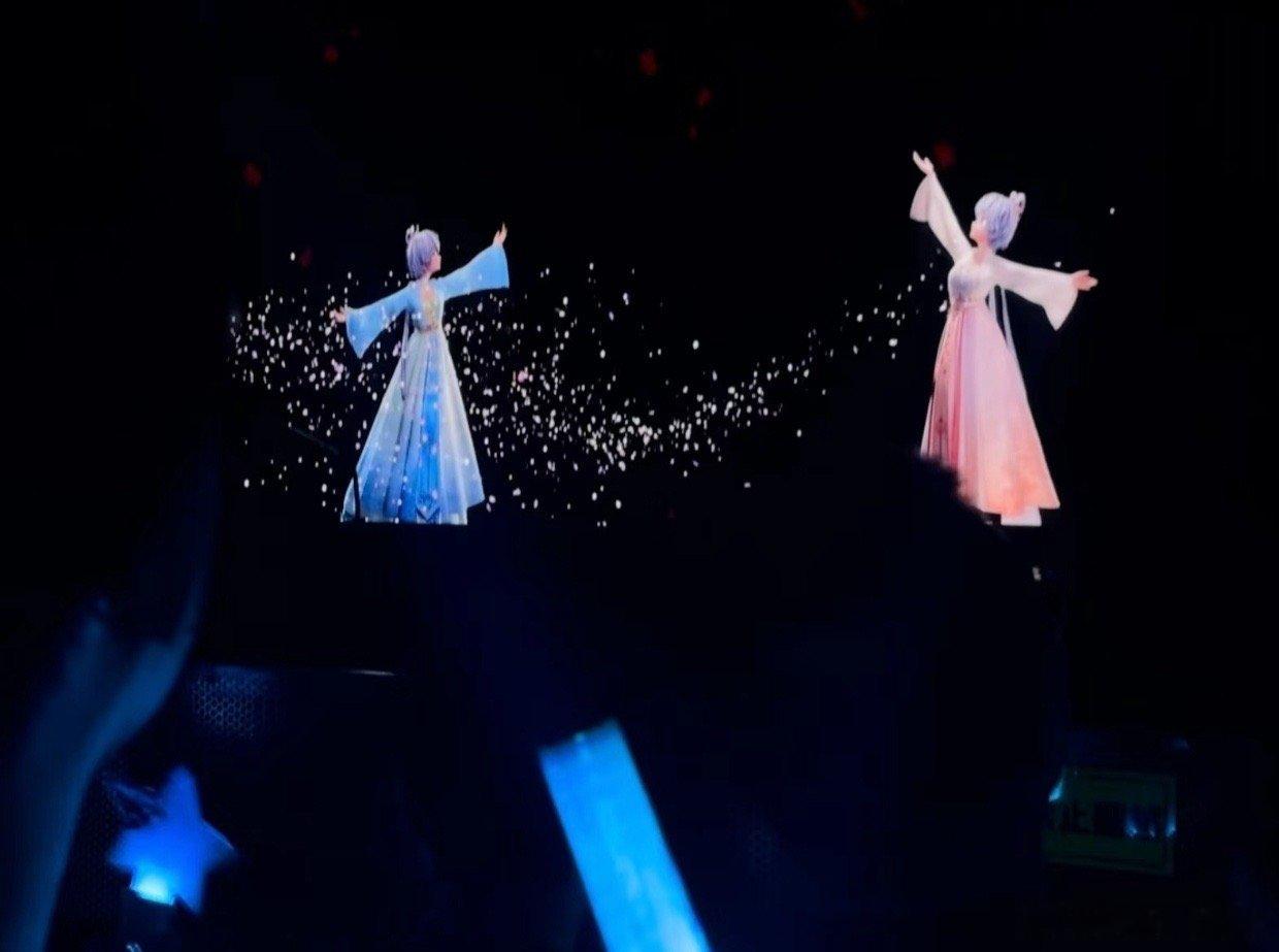 #一时分不清是哪朵梨花香#2024BML 演唱会上的洛天依，让我看到了二次元的无