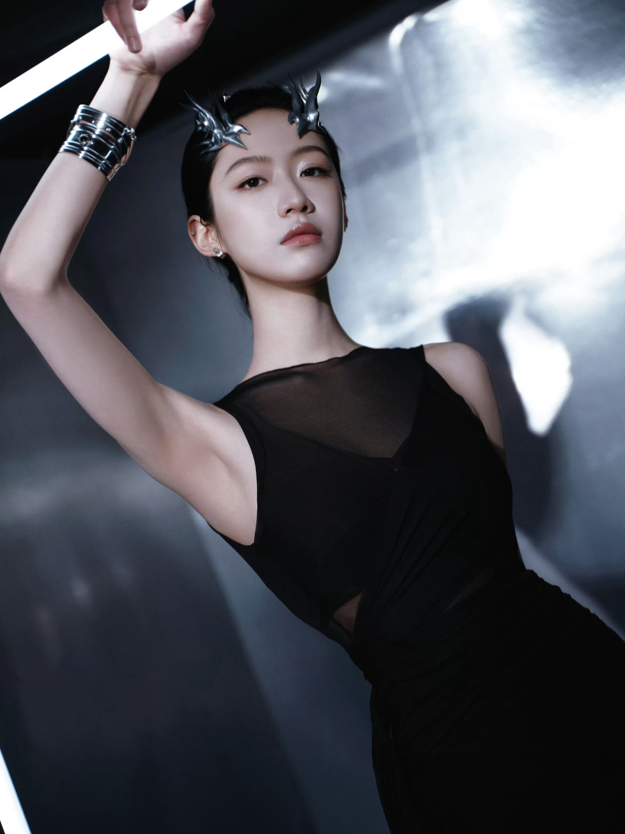 向涵之银焰发饰 向涵之解锁机甲风大片，银焰发饰拉满未来感！ 