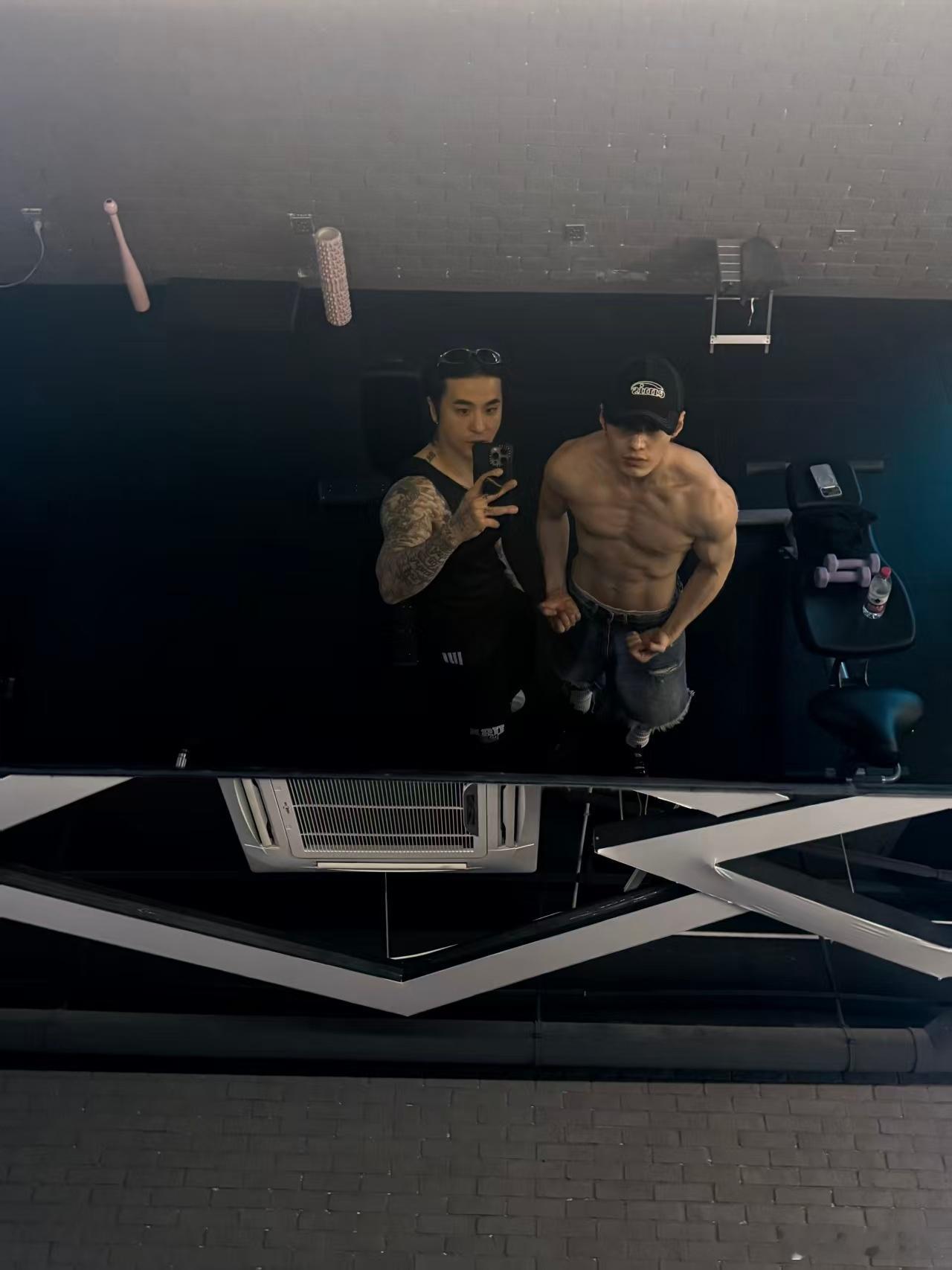 何与ins晒肌肉何与富有且慷慨 何与INS晒照，肌肉线条也太明显了，完全行走的雕